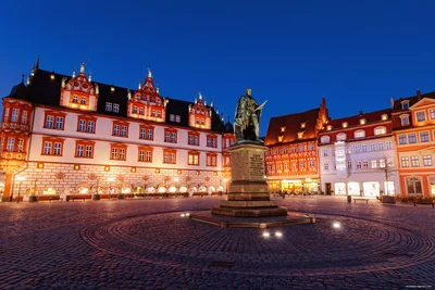 SEO Agentur für Coburg und Umgebung - amadeus. Auf dem Bild ist der Coburger Marktplatz am Abend bei Beleuchtung zu sehen.
