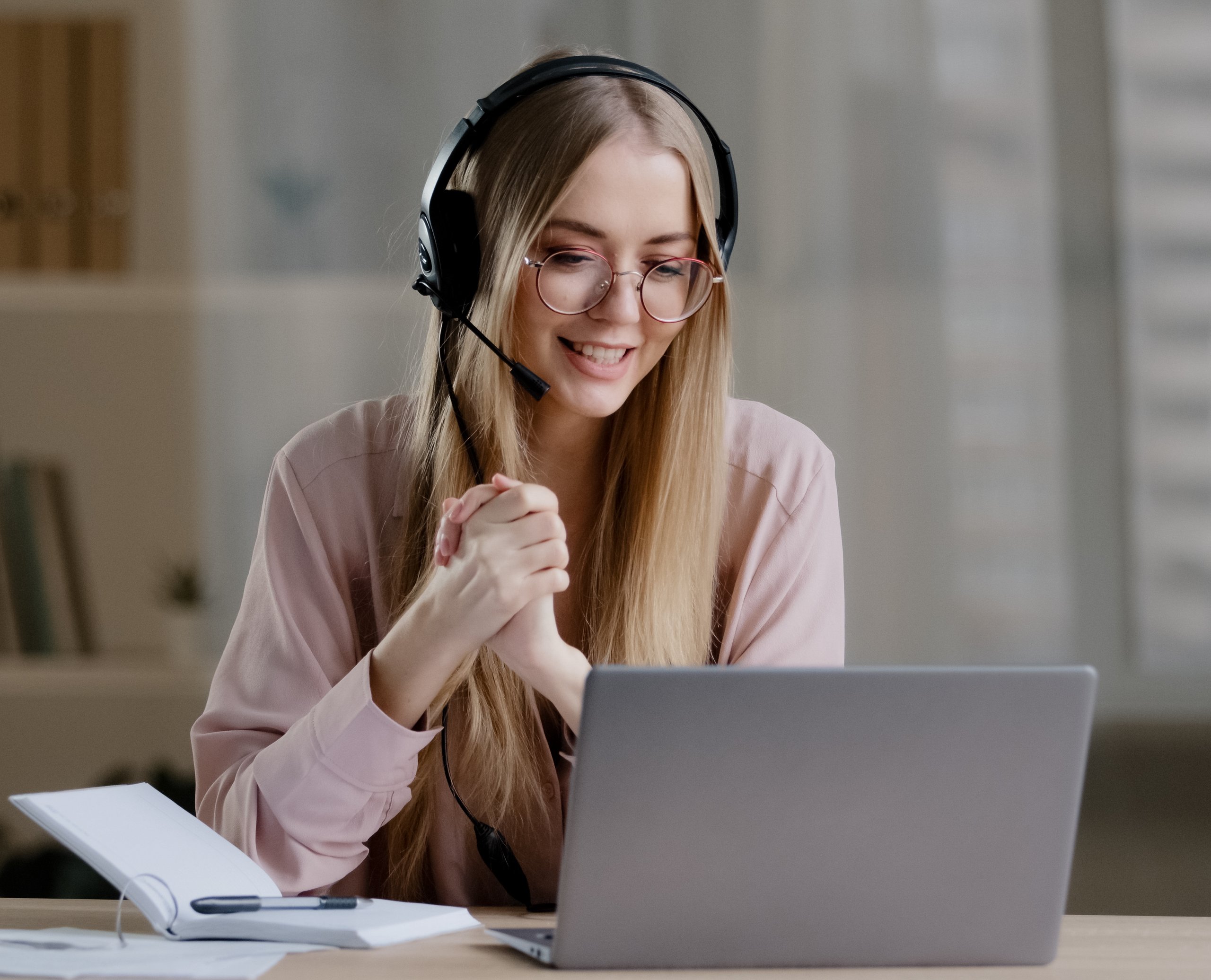 Eine Mitarbeiterin von amadeus führt ein digitales Beratungsgespräch am Laptop und unterstützt Kundinnen und Kunden professionell in den Leistungsbereichen Service Kommunikation und Projektmanagement
