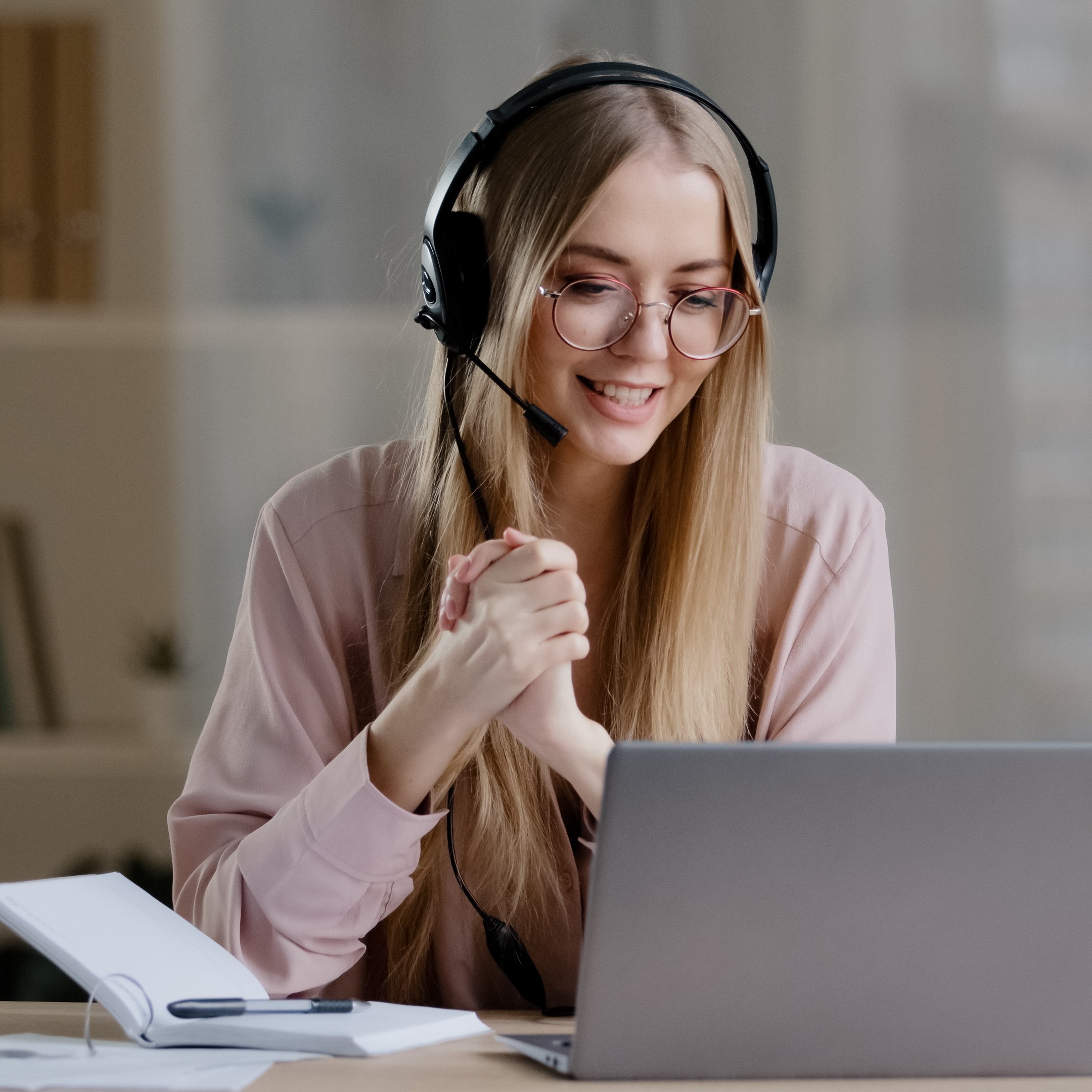 Eine Mitarbeiterin von amadeus führt ein digitales Beratungsgespräch am Laptop und unterstützt Kundinnen und Kunden professionell in den Leistungsbereichen Service Kommunikation und Projektmanagement