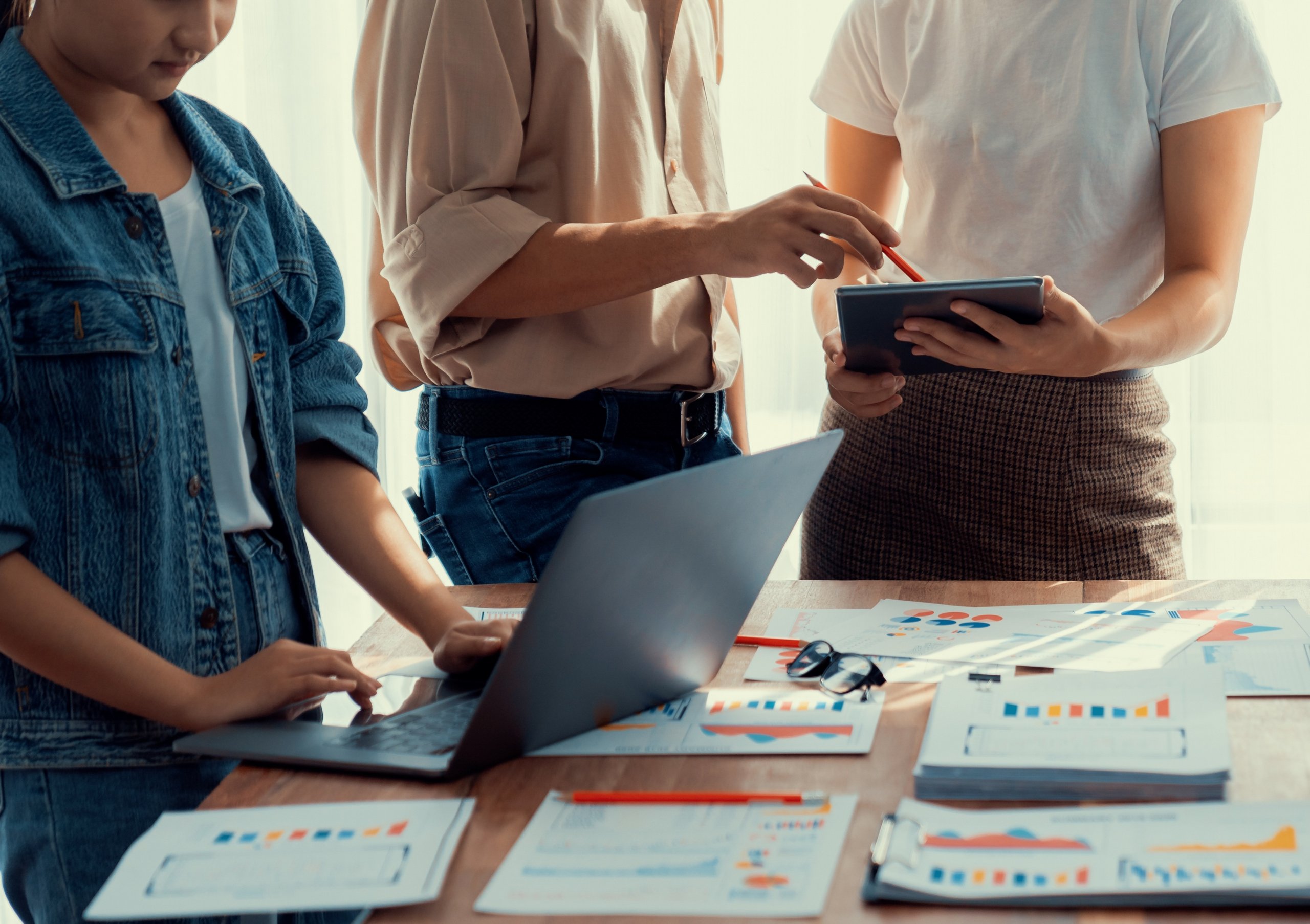 amadeus Leistungen Das Team von amadeus entwickelt Strategien in den Leistungsbereichen Marketing, Design und Digitalisierung und arbeitet dabei gemeinsam mit digitalen Tools und Datenanalysen.